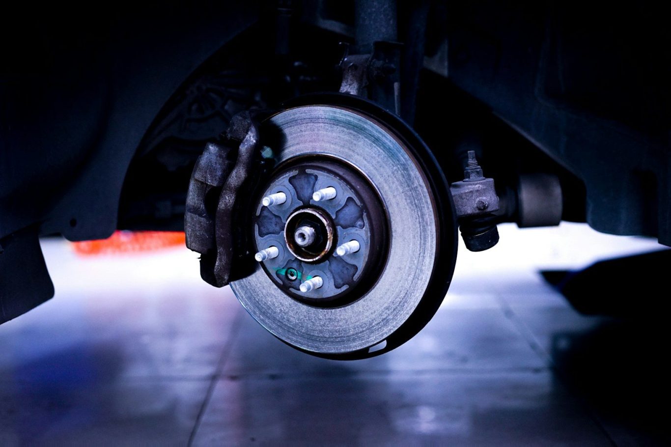 Bremsscheibe und Bremsbeläge eines Fahrzeugs, montiert an der Radaufhängung.