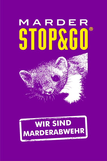 Stop&Go Plakat für "STOP&GO" Marderabwehr mit einem Marder auf lila Hintergrund.