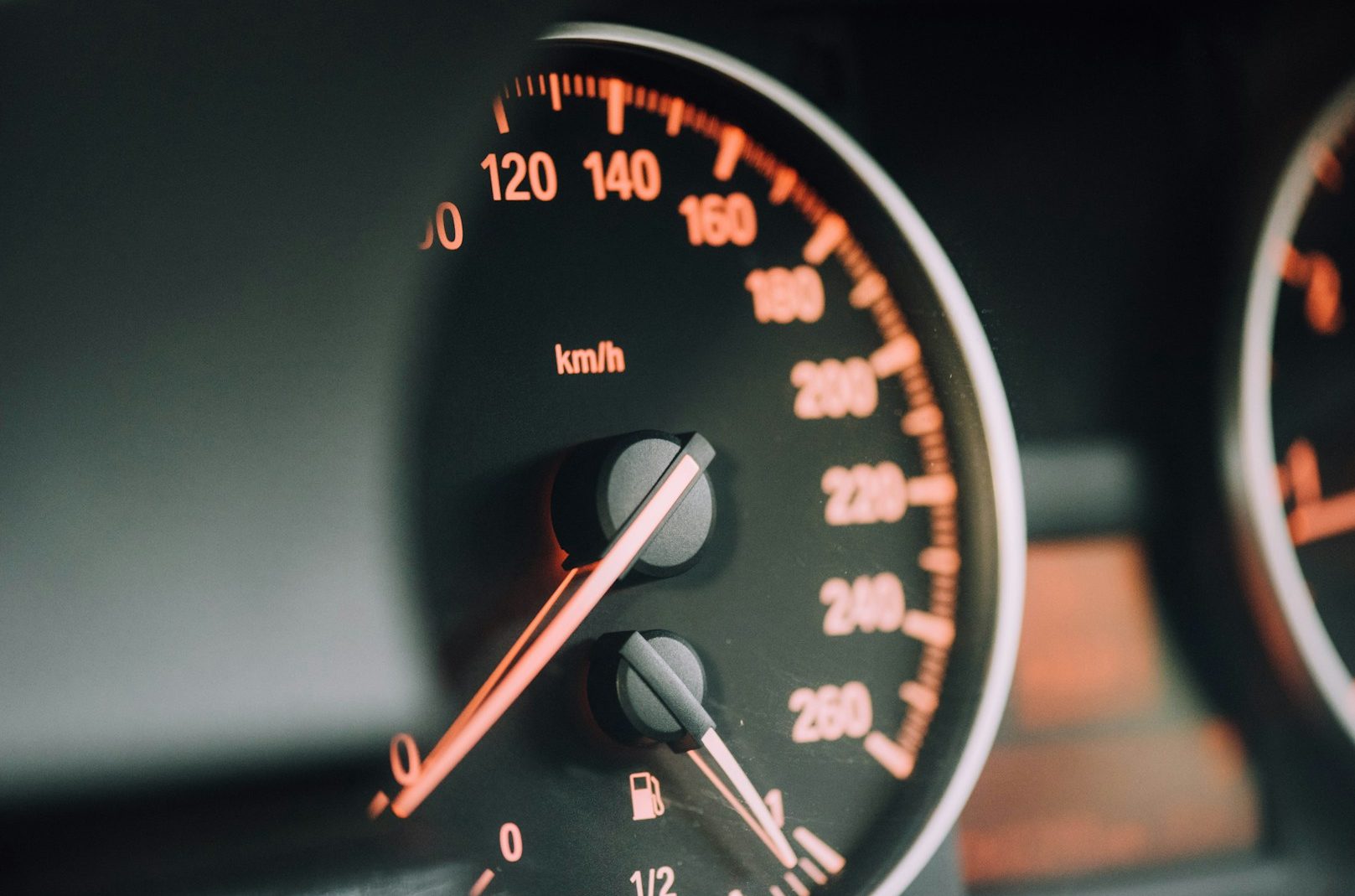Tachometer mit Geschwindigkeitsanzeige bis 240 km/h.